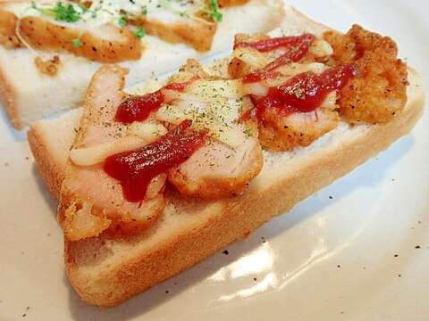 フライドチキンとシュレッドチーズの大蒜香るトースト